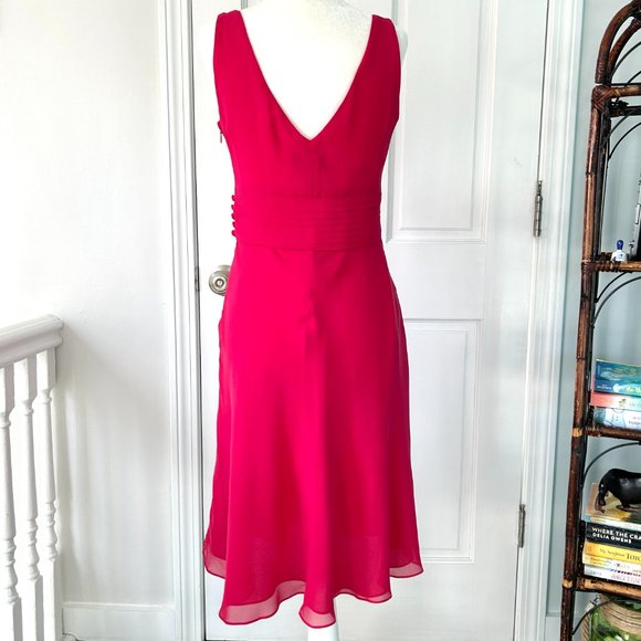 ANN TAYLOR Sleeveless Silk V Neck Sheath Dress (size 4P) - Picture 4 of 9